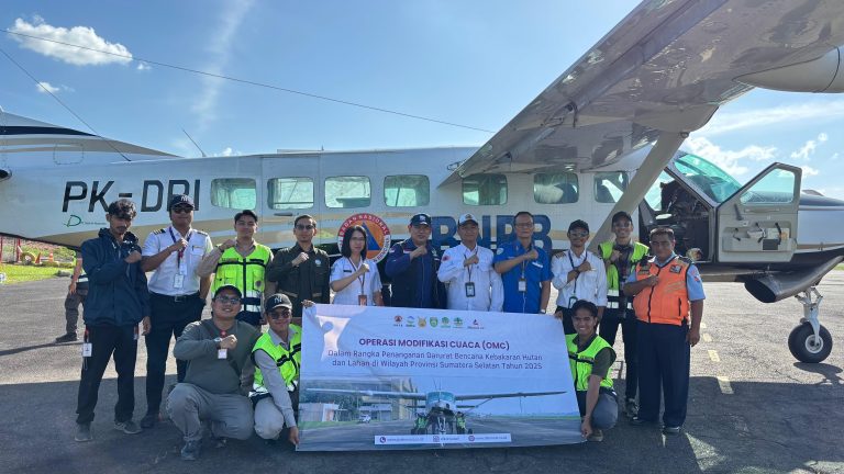 VIDEO: Modifikasi Cuaca, BNPB Tebar Garam di Langit Sumatera Selatan